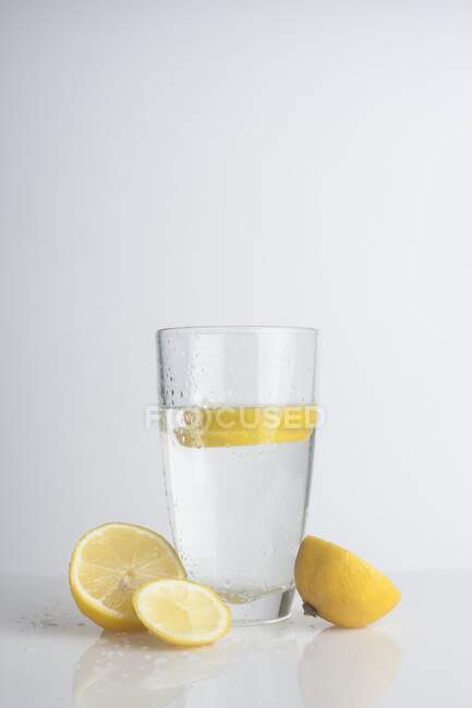 Glas Bio-Wasser mit frischen Zitronenscheiben. — Stockfoto