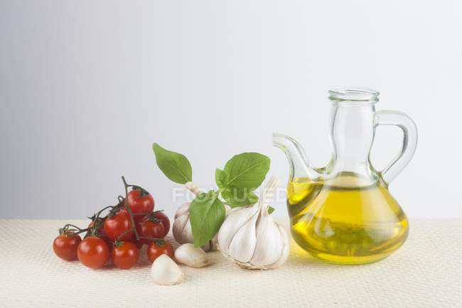 Olivenöl, Basilikum, Knoblauch und Kirschtomaten, Konzept der mediterranen Ernährung. — Stockfoto