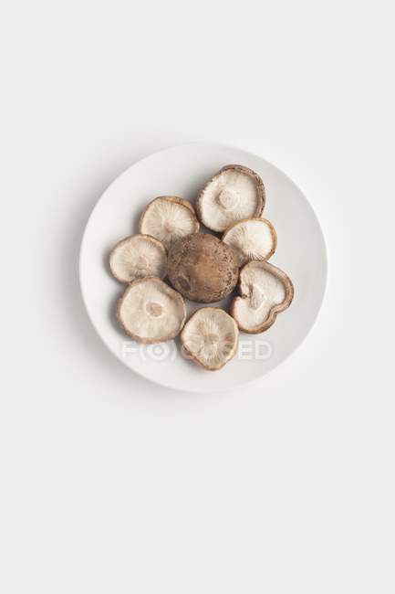 Blick von oben auf Teller mit Shiitake-Pilzen Lentinula edodes. — Stockfoto