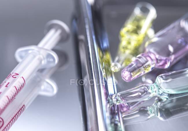 Sortimento de drogas experimentais que estão sendo testadas em laboratório químico
. — Fotografia de Stock
