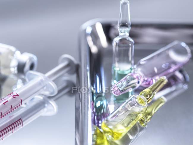 Assortiment de médicaments expérimentaux testés en laboratoire chimique
. — Photo de stock