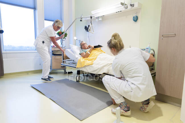 Геріатрська лікарня. Медсестри допомагають збентеженому пацієнту в гігієнічному відділенні лікарні.. — стокове фото