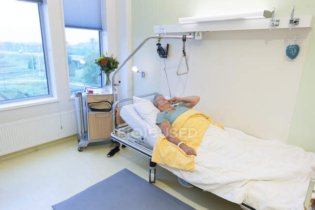 Reparto ospedaliero geriatrico. Paziente confuso nel reparto geriatrico di un ospedale. — Foto stock