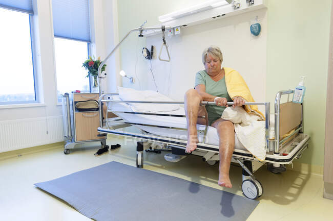 Geriatric hospital ward. Confused patient on the geriatric ward of a hospital. — Stock Photo