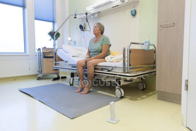 Ala de hospital geriátrico. Paciente confuso na enfermaria geriátrica de um hospital. — Fotografia de Stock