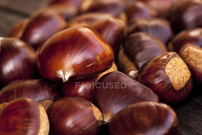 Sweet chestnuts (Castanea sativa). — Stock Photo