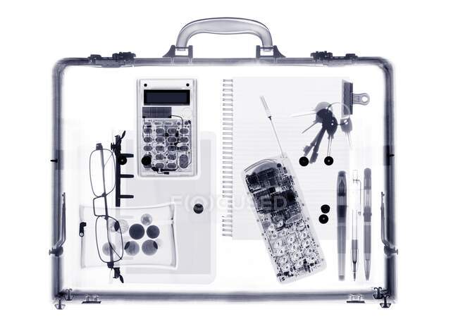Aktenkoffer mit verschiedenen Gegenständen, Röntgenbild. — Stockfoto