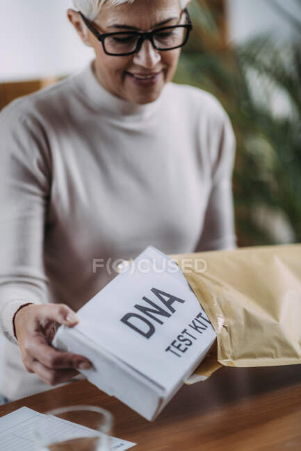 Senior mulher preparando kit de teste de DNA . — Fotografia de Stock