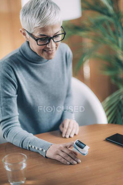 Measuring oxygen levels in blood with pulse oximeter. — Stock Photo