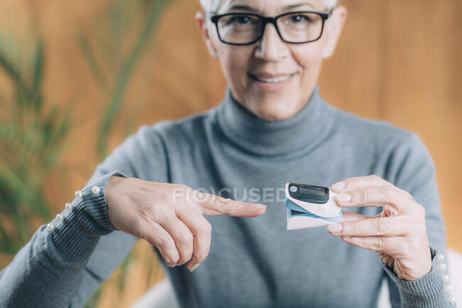 Measuring oxygen saturation in blood with pulse oximeter. — Stock Photo