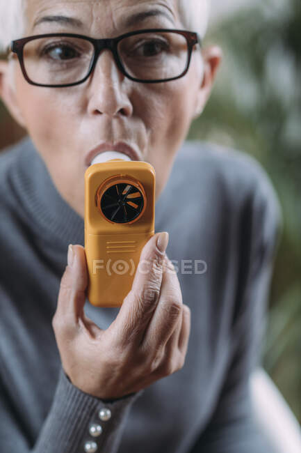 Monitoring respiratory illness with digital spirometer. — Stock Photo