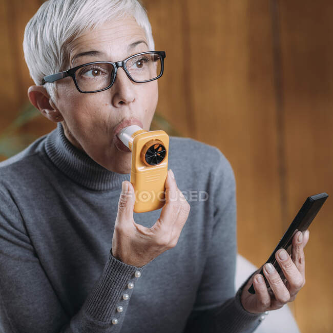 Spirométrie. À l'aide d'un spiromètre numérique avec application pour téléphone intelligent, tester les poumons. — Photo de stock