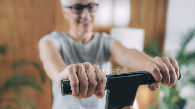 Allegra donna anziana che misura la composizione del corpo con monitor a scala digitale a casa. — Foto stock