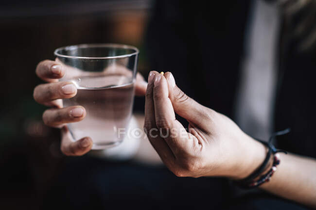 Psichiatria. Mani che tengono la pillola antidepressiva e un bicchiere d'acqua. — Foto stock