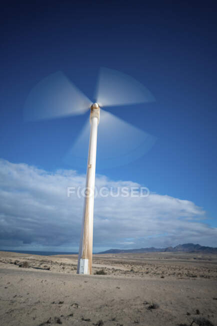 Parque eólico del desierto, California, EE.UU. - foto de stock
