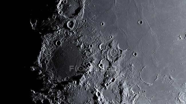 Opera del terminatore sulla Luna, che mostra le ombre gettate dalle montagne e i bordi del cratere. — Foto stock