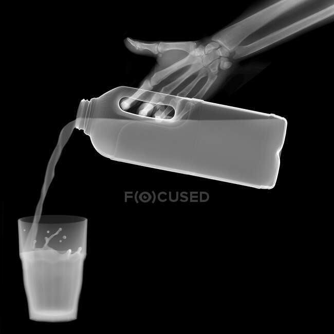Молоко вливається в тумблер, рентгенівський . — стокове фото