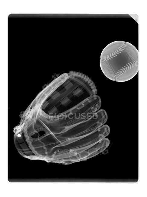 Бейсбол і рукавичка, рентгенівський знімок . — стокове фото