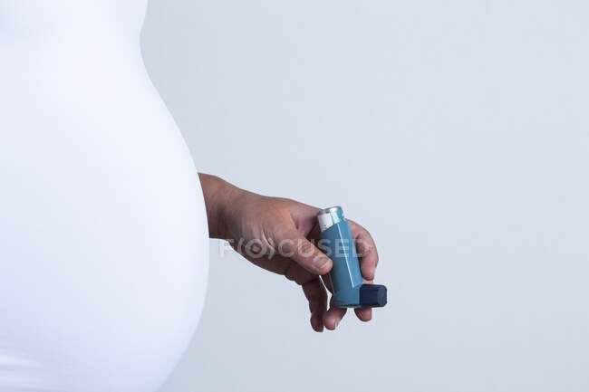 Geschnittenes Bild einer schwangeren Frau mit Atemwegsinfektionen wegen Asthma — Stockfoto