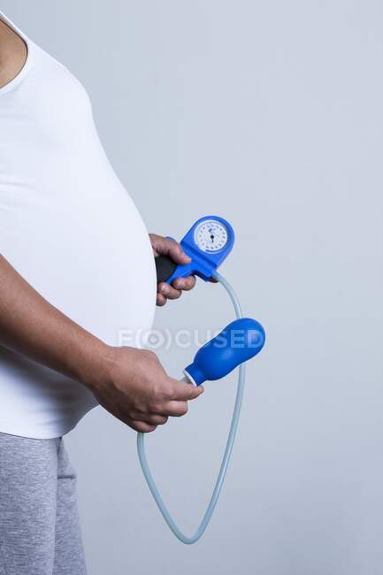 Schwangere mit einem Beckenboden-Trainingsgerät zur Vorbereitung auf eine natürliche Geburt. — Stockfoto
