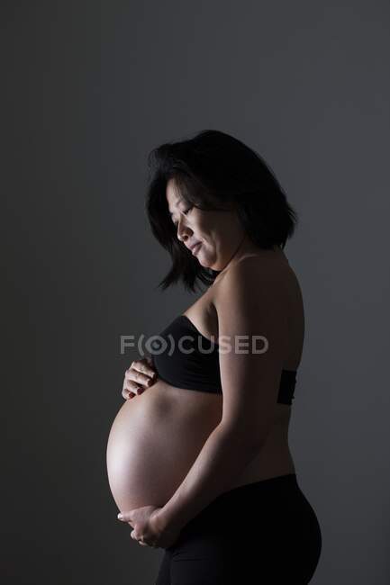 Schwangere Frau und Bauch. — Stockfoto