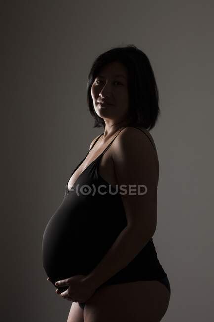 Беременная женщина и живот. — стоковое фото