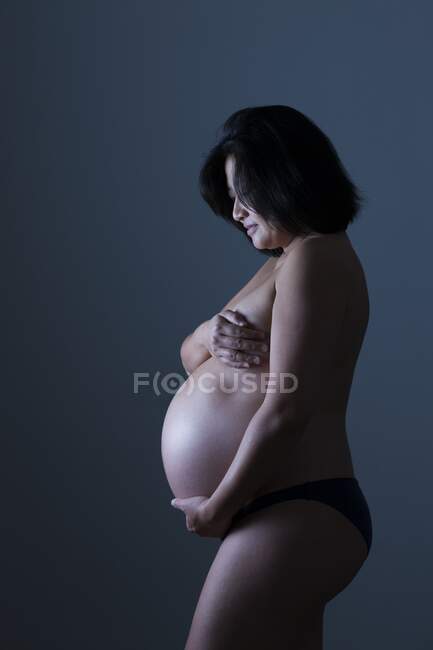 Mujer embarazada y vientre. - foto de stock