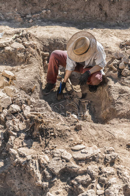 Archéologie. Excavation de restes humains dans un ancien lieu de sépulture. — Photo de stock