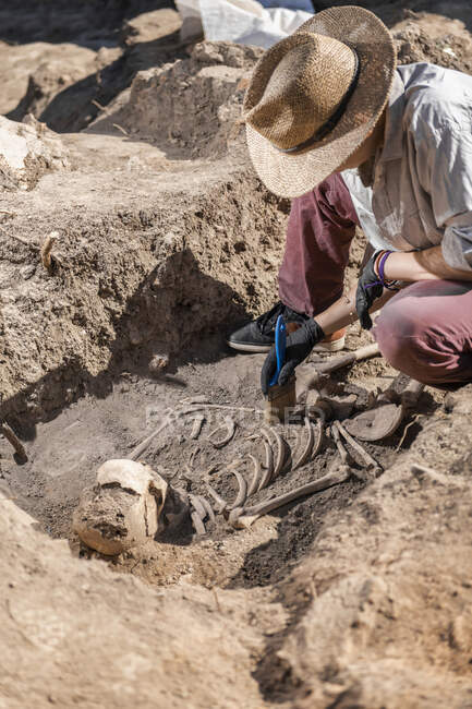Archäologie. Ausgrabung menschlicher Überreste einer antiken Begräbnisstätte. — Stockfoto