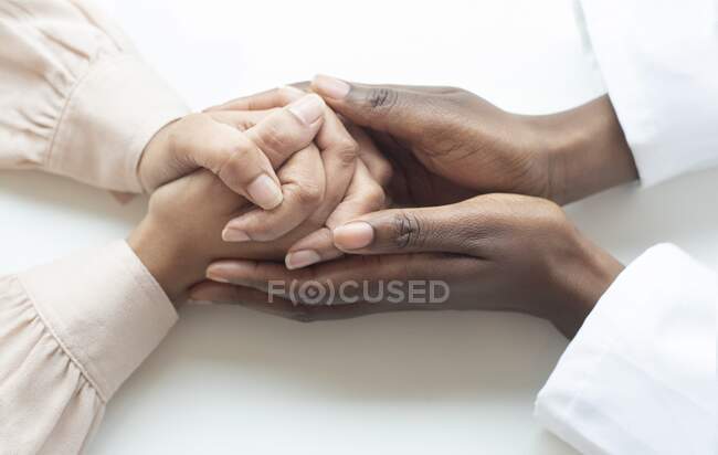 Doctor comforting patient in clinic — Stock Photo