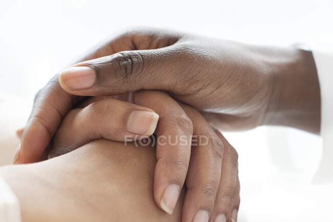 Doctor comforting patient in clinic — Stock Photo