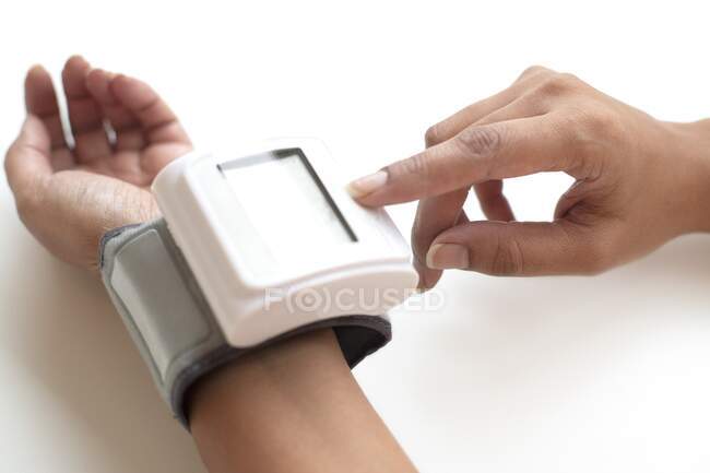 Жінка перевіряє кров'яний тиск . — стокове фото