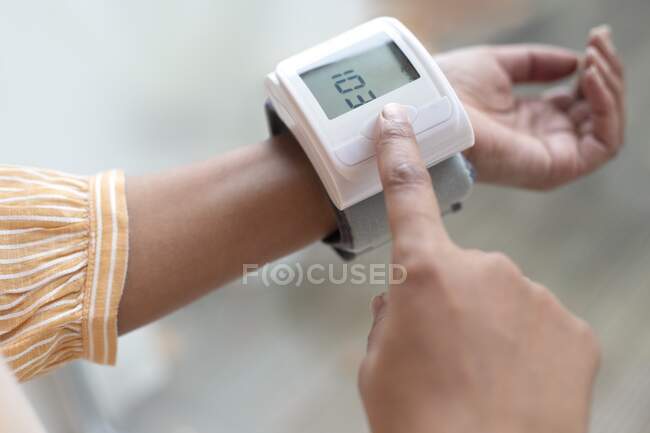 Woman checking her blood pressure. — Stock Photo