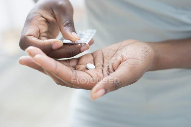 Femme prenant des pilules d'une plaquette thermoformée. — Photo de stock