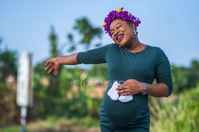 Mujer embarazada feliz, imagen colorida - foto de stock