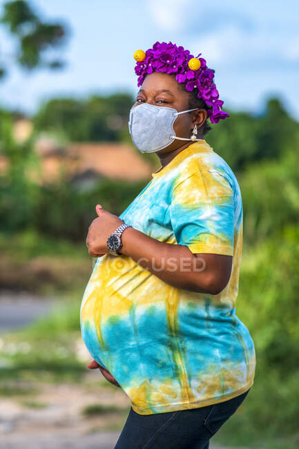 Donna incinta che indossa maschera viso. — Foto stock