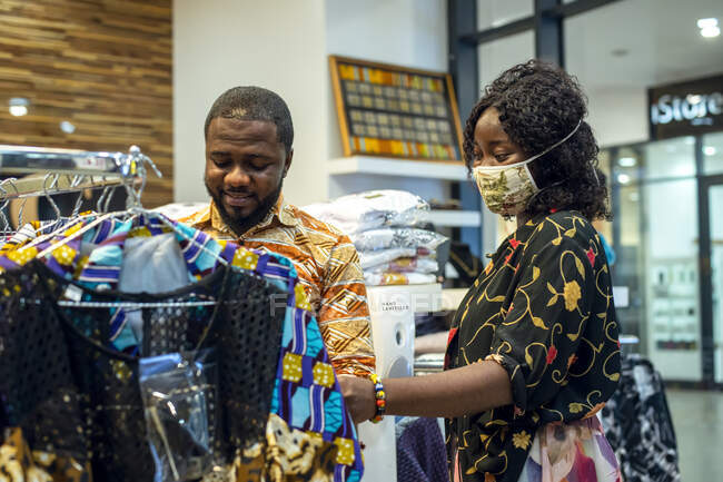 Uomo e donna in negozio di abbigliamento . — Foto stock