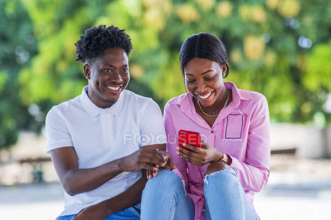 Glückliches junges afroamerikanisches Paar — Stockfoto