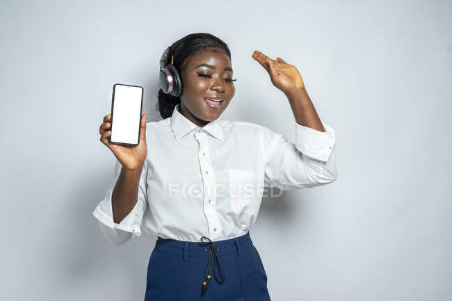 Mulher ouvindo música no smartphone . — Fotografia de Stock