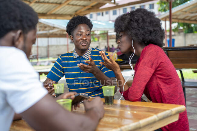 Friends in an outdoor cafe. — Stock Photo