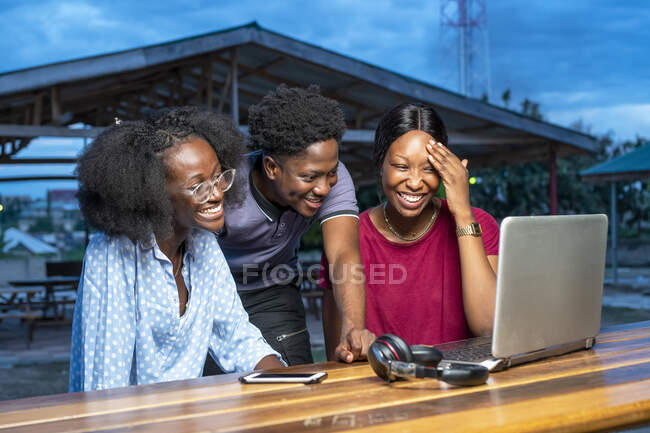 Friends using laptop computer. — Stock Photo