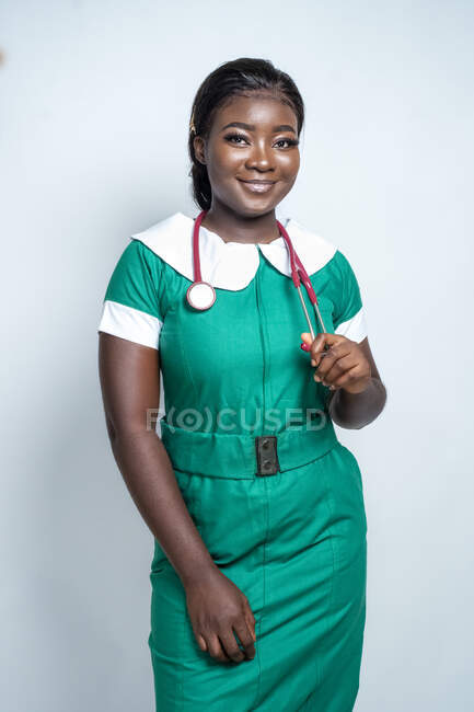 Profissional de saúde afro-americano sorridente. — Fotografia de Stock