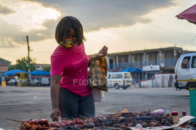 Жінка купує на вуличному ринку . — стокове фото