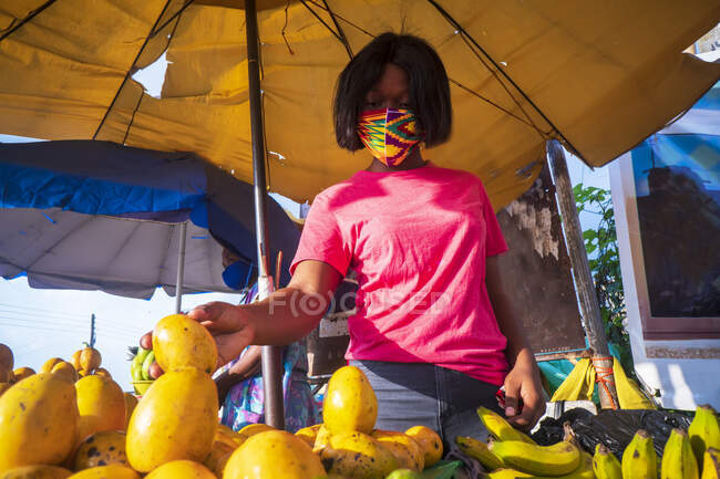 Frau kauft Obst ein. — Stockfoto