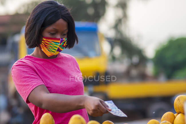 Mujer comprando fruta. - foto de stock
