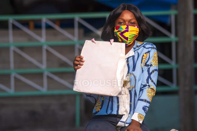 Woman with gift bag. — Stock Photo