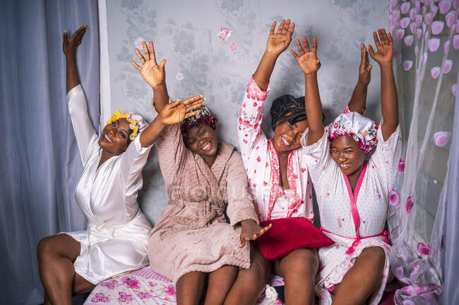 Mulheres felizes em vestidos de vestir e capuzes de cabelo. — Fotografia de Stock