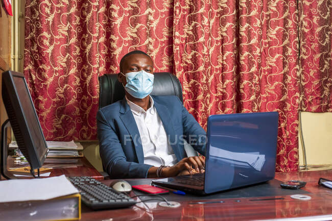 Businessman wearing face mask. — Stock Photo