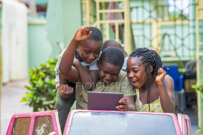 Діти використовують цифровий планшет . — стокове фото