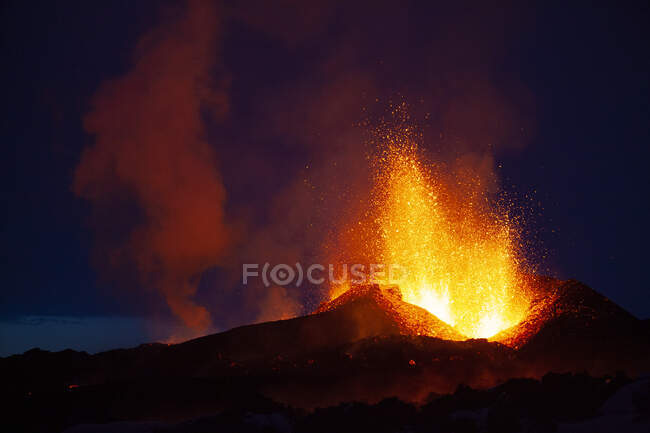Извержение вулкана Эйяфьяллайокулл, Исландия, 2010. Хотя извержение вулканов относительно невелико, оно вызвало огромные перебои в воздушном движении по Западной и Северной Европе в течение первых шести дней апреля 2010 года. — стоковое фото